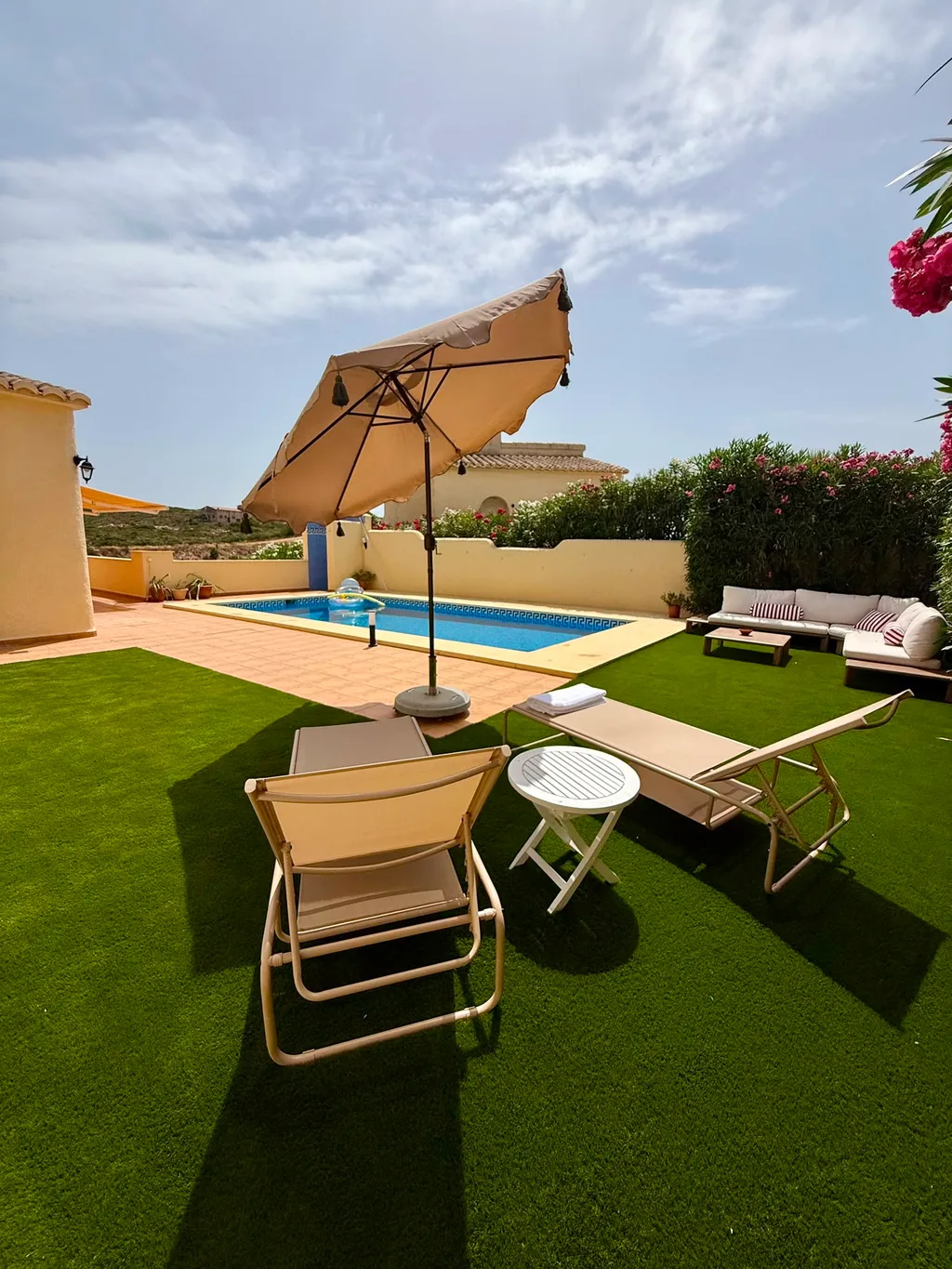 Piscina privada y jardín del chalet en Cumbre del Sol